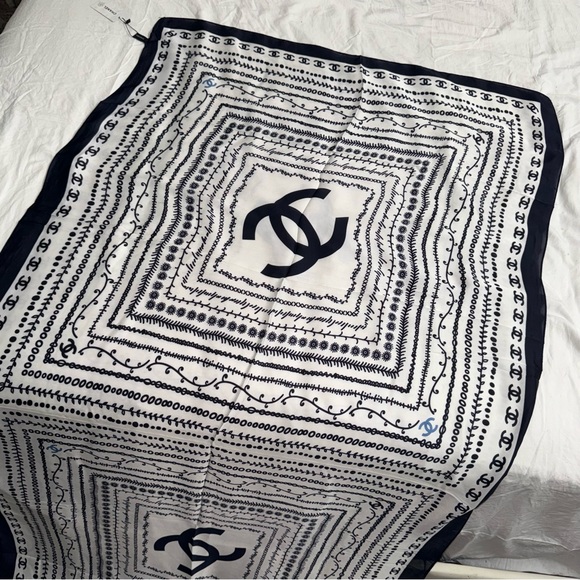 Chanel silk scarf shawl - Picture 5 of 7